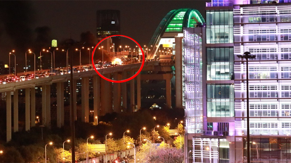 沪卢浦大桥两车发生事故后起火致拥堵 幸无人伤