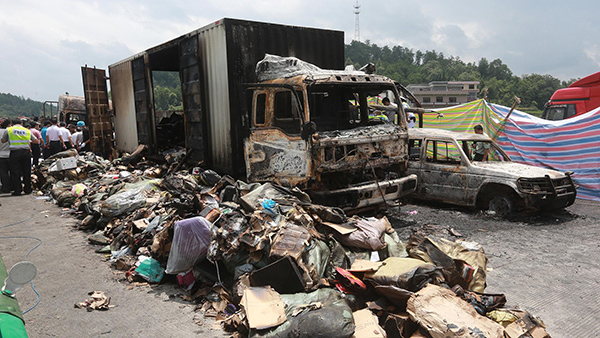 沪昆高速湖南邵阳段发生一起特大道路交通危化品爆燃事故,造成54人