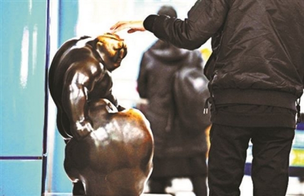 北京国家图书馆地铁站内雕塑被路过乘客摸成"秃顶"