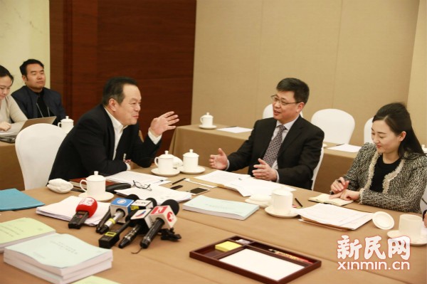 上海代表团驻地来了几位客人,张兆安代表何以