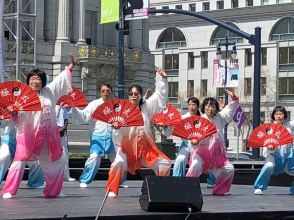 旧金山市政府广场展演少林、太极功夫