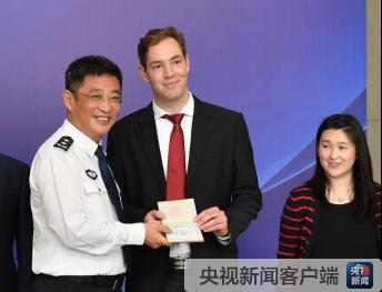 颁布人才新政:向全球外籍顶尖人才提供长居和