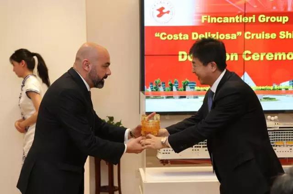 芬坎蒂尼捐赠歌诗达唯美号船模 贺工程大四十