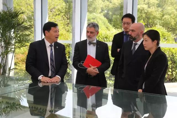 芬坎蒂尼捐赠歌诗达唯美号船模 贺工程大四十