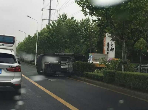 雨天路滑今晨上海频发交通事故