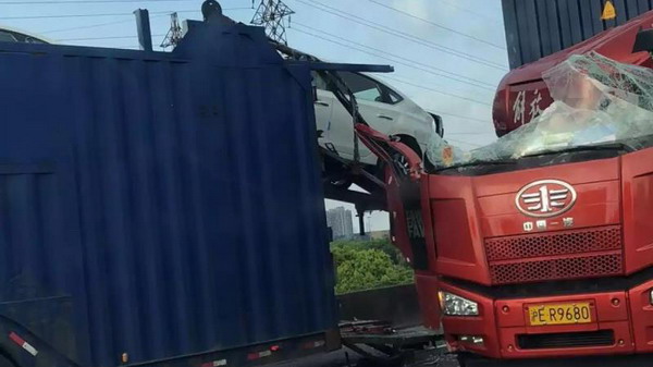 上海绕城高速一集卡追尾轿运车致驾驶室被削平 所幸无人员伤亡