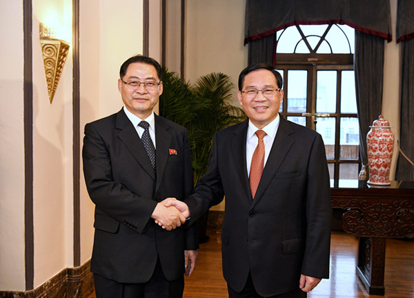 李强会见朴泰成率领的朝鲜劳动党友好参观团