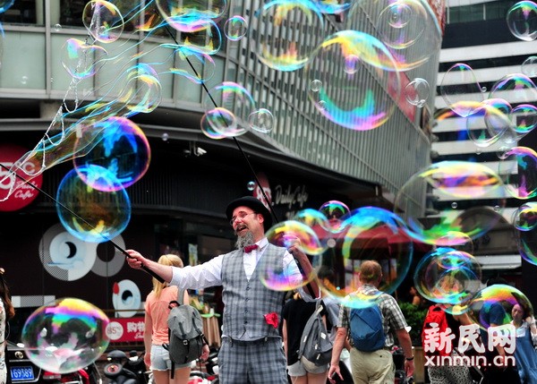 在吴江路街头现场表演泡泡秀图为喜剧小丑与市民即兴互动表演杨建正