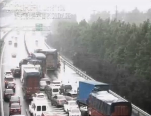今晨雨中，京沪高速两辆货车追尾，一名司机被卡受伤