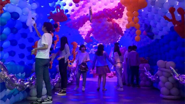 上海欢乐谷打造气球嘉年华 100万只气球打造“童趣”过六一