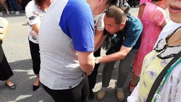 网传河南一高考生证件锁口袋撕衣赶考 考点辟