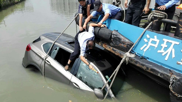 一女子驾车冲入河道欲轻生 民警火速出击成功