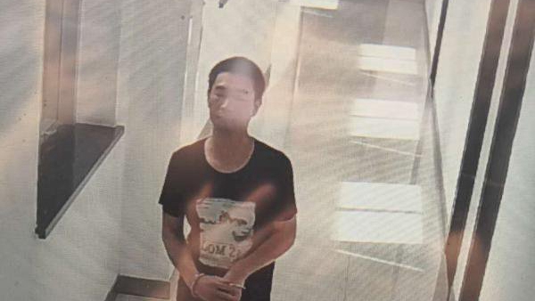 毒贩庭审时逃跑图片