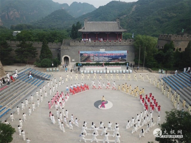 近千太极拳友长城论剑  解礼德任组委会副主任