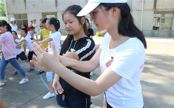 大学生暑期下乡教村里孩子练太极