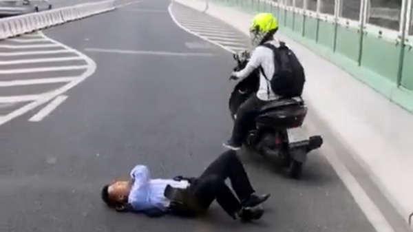 视频 | 上海一男子驾摩托撞倒交警后逃逸 警方正全力追捕