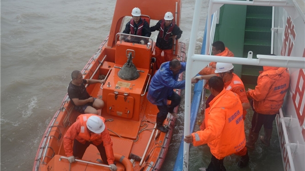 东海海域遭台风考验 东海救助局两次出动救助遇险船舶