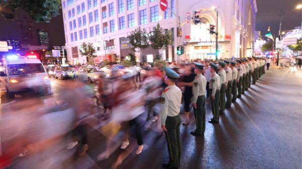 南京路上的60名武警“人墙”，一天近400次的“开关”   难忘的长假风景