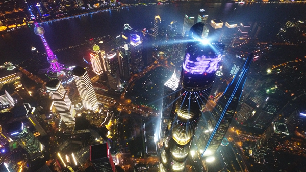 独家航拍 | 从“上海之巅”起飞 一览魔都璀璨之夜 
