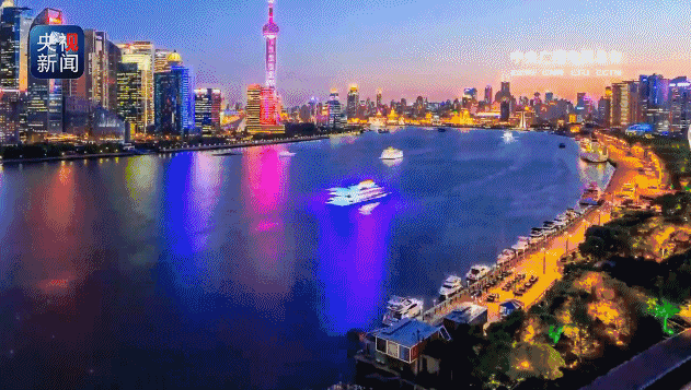 入夜后的上海什么样？跟着直升机来鸟瞰！