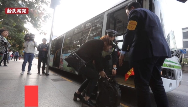 视频 | 杨浦交警会同巴士一公司开展“迎进博，保安全，规范公交车停站”整治活动