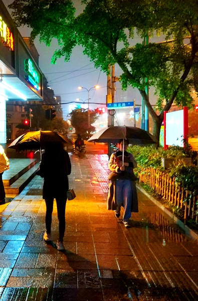 伞再带一天!上海今天有时有小雨最高18℃,五