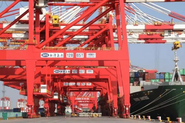 上港集团 供图桥吊是生产装卸主力军.