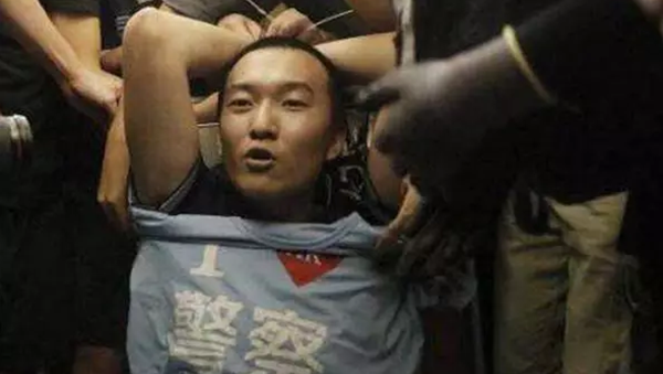 再让虚伪继续，香港警察难道要白流汗白流血？！