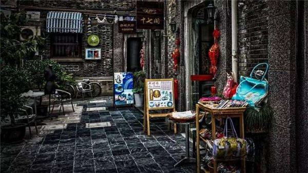 晨读 | 每天早上，穿过上海最艺术的弄堂
