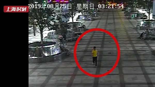 视频 | 男子凌晨车站广场盯上熟睡旅客 刚偷手机即被抓