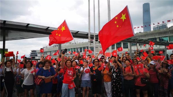 五星红旗迎风飘扬！“我爱中国，我爱香港”