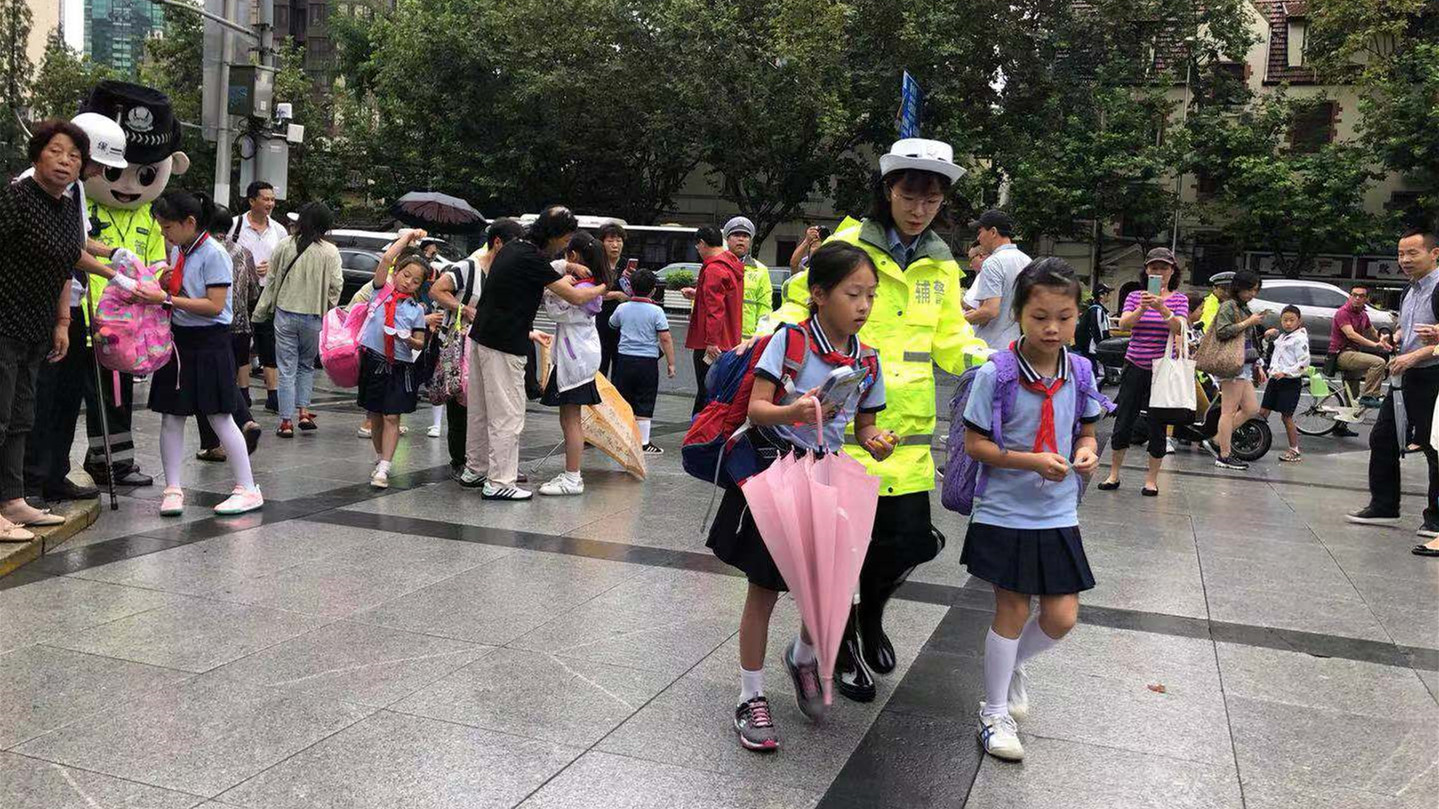 视频 | 开学第一天 有一份爱叫“护校” 