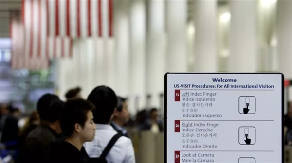 9名中国留学生返美被拒入境，校长连发“五问”要政府给个说法