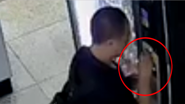 街摄 | 自动贩卖机都不放过！男子多次行窃终被抓