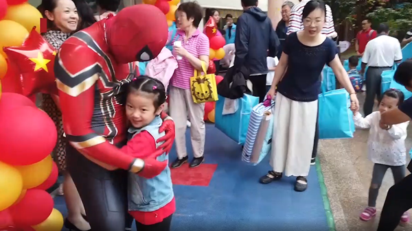视频 | 开学首日 这个幼儿园的小朋友见到了“蜘蛛侠”