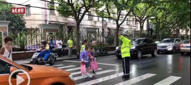开学第一天！大风大雨也挡不住爸妈的喜悦！