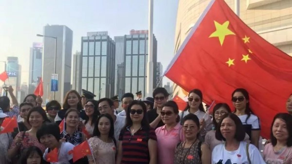 “中国万岁！”“香港加油！”…巨幅五星红旗亮相香港金紫荆广场