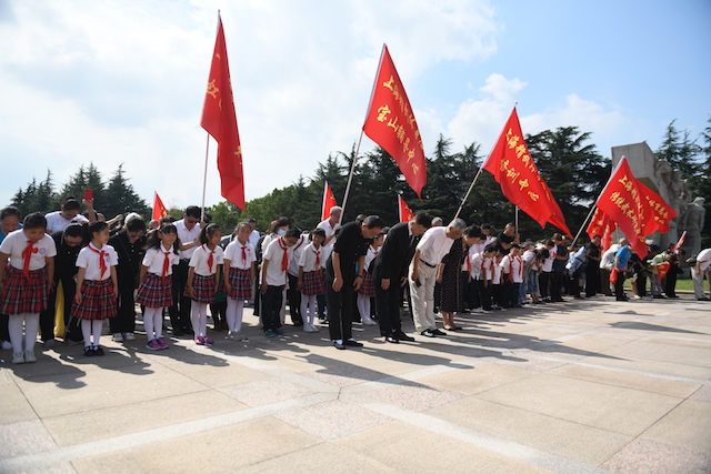 千名精武会员赴龙华烈士陵园祭扫先烈