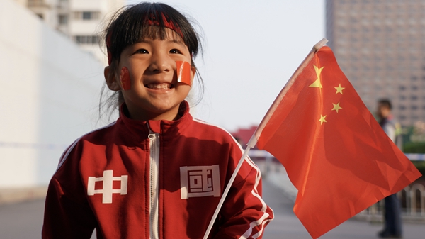 视频 | 萌娃穿红衣挥国旗 北京街头市民翘首期待庆祝大会 