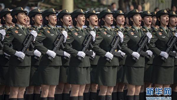 女兵方队：全新编成 首次挂枪