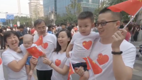 视频 | 激动！北京街头市民游客送上美好祝福