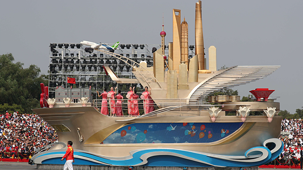 视频｜70周年国庆彩车：60秒看上海“万吨巨轮”