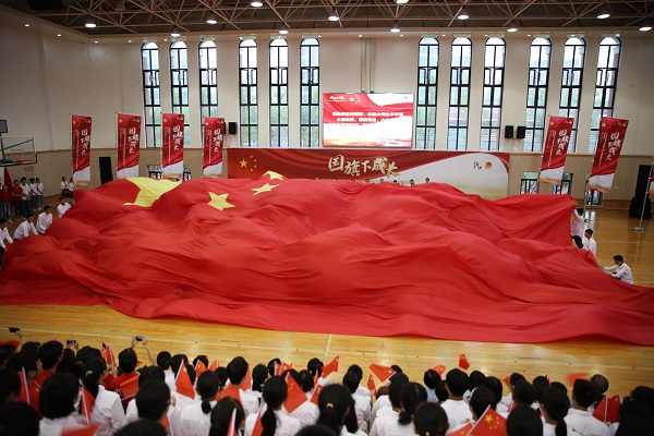 上海百万青少年举行升旗仪式