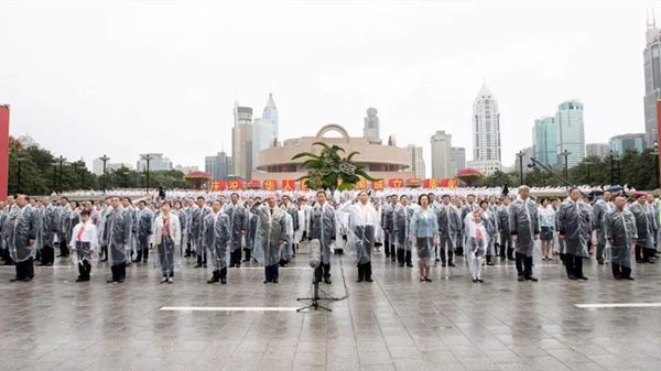 向国旗致敬，为祖国母亲祝福！今早市领导和各界市民群众一起参加升国旗仪式！