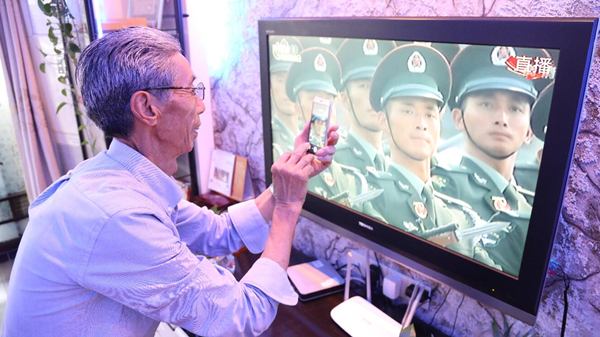 51年前在天安门受阅老兵张松明今看外孙接受检阅