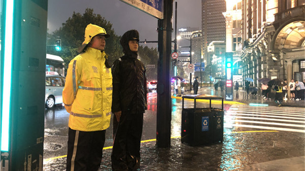 国庆节与台风不期而遇，这些人在各自的岗位上迎风守护着群众的平安