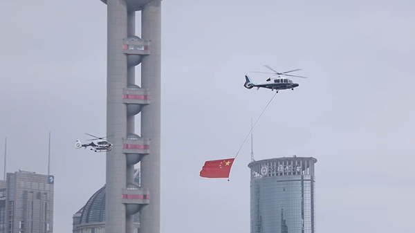 视频 | 今天！警航直升机悬挂国旗低空飞越申城，你看见了吗？