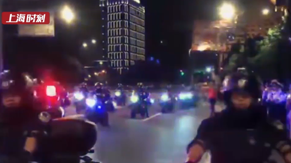 视频 | 壮观！外滩警用摩托车队排出“70”队形清道巡检