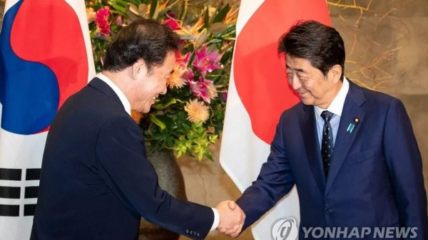 韩总理见安倍，笑一笑、敬个礼、握个手，是否能成好朋友？