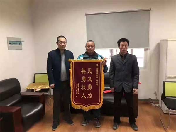 出社会以后-挂机方案3年前高中结业的儿子溺水身亡，3年后51岁老爸也一头跳进酷寒河里…… ...挂机论坛(2)